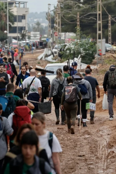 Voluntarios en Valencia tras la DANA