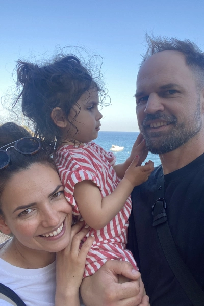 Andrés, Sheila y su hija en la costa